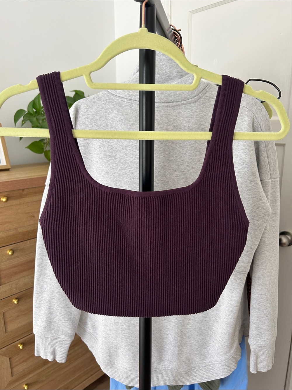 Babaton Ribbed Cropped Tank. Size small. PTP 13.5”. Stretch.